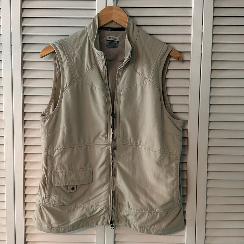Columbia Titanium Ladies Sz L Vest great used condition beige color